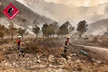 Bomberos realizando labores de extinción en el incendio