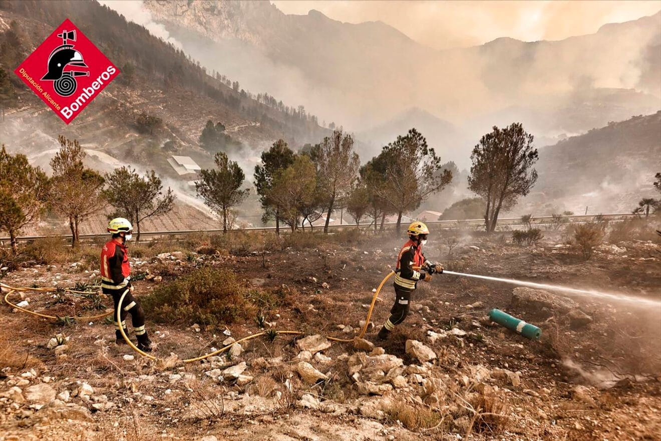 Bomberos refrescando zonas del incendio iniciado en Tàrbena