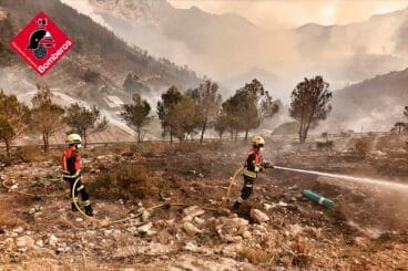 Bomberos refrescando zonas del incendio iniciado en Tàrbena