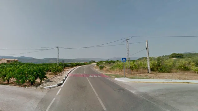 Bomberos sofocan un bancal en llamas en la salida de Beniarbeig 1 Imagen: Carretera de Beniarbeig a Sanet (archivo)