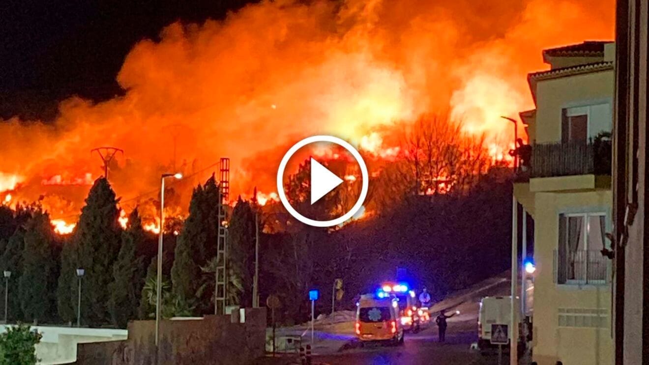 El fuego en Teulada visto desde las casas cercanas