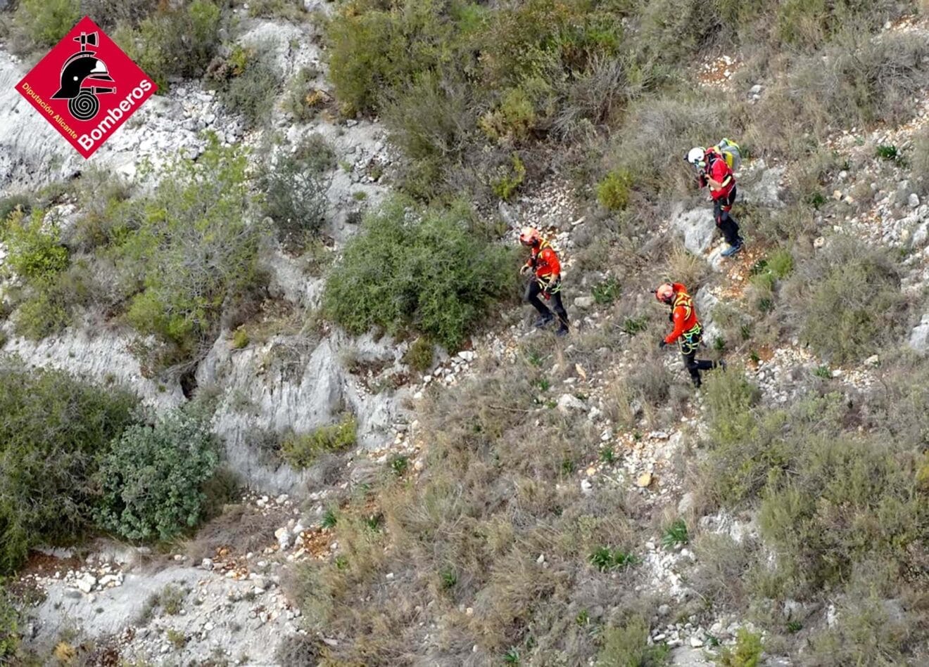 El grupo de rescate acudiendo por tierra al accidentado en la Vall de Gallinera