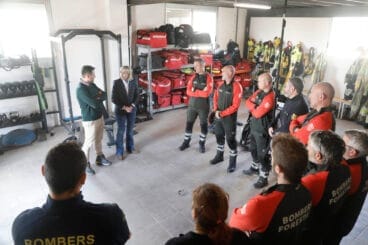 Elisa Núñez hablando con los bomberos