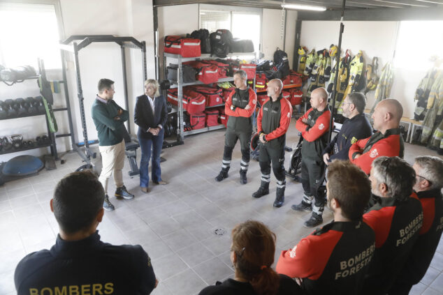 Imagen: Elisa Núñez hablando con los bomberos