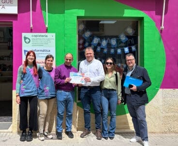 Entrega del 1º premio del concurso de escaparates de las fiestas de la Puríssima Xiqueta 2024 de Benissa a Més Que Tinta