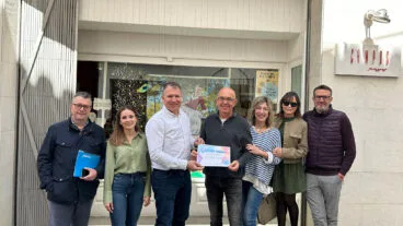 Entrega del 2º premio del concurso de escaparates de las fiestas de la Puríssima Xiqueta 2024 de Benissa a Estudio Campos