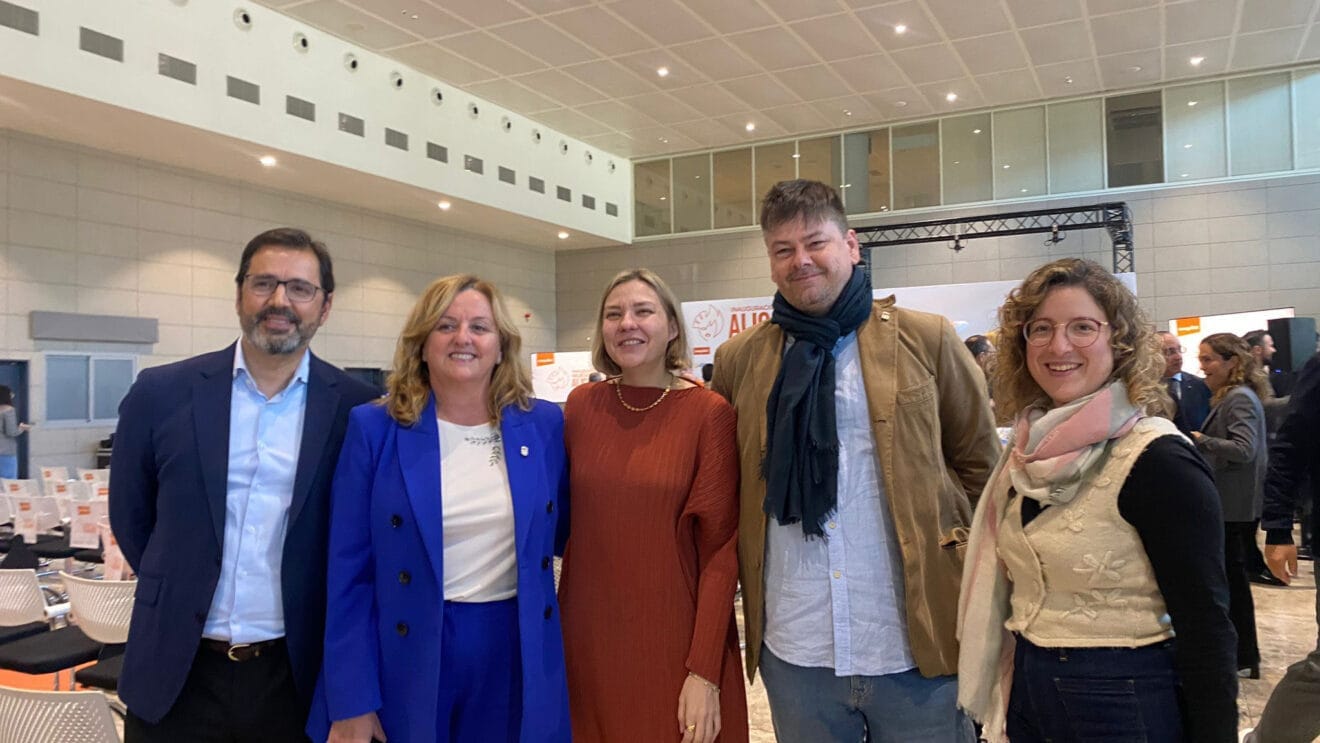Equipo de gobierno de Calp en la presentación de la nueva aerolínea destacada