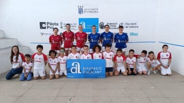 Equipos femeninos de raspall femení de la Federación de Pelota Valenciana en el Trinquet Ondara