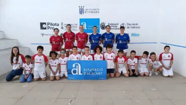 Equipos femeninos de raspall femení de la Federación de Pelota Valenciana en el Trinquet Ondara