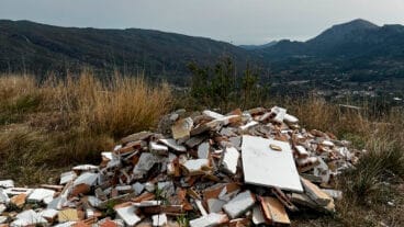 Escombros en el entorno del Camí de la Font de l’Orenga de Alpatró