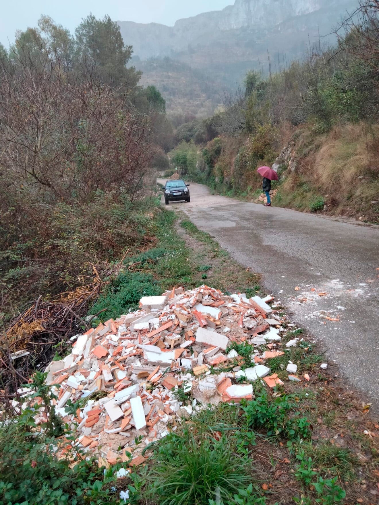Escombros junto a un camino de la Vall de Gallinera