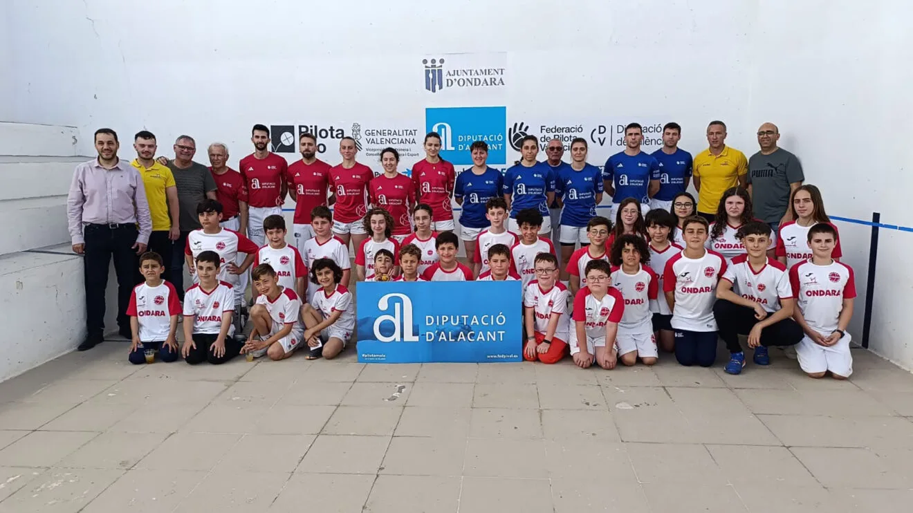 Foto de familia del último partido de la Copa Diputació d’Alacant de Pilota Professional en Ondara