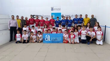 Foto de familia del último partido de la Copa Diputació d’Alacant de Pilota Professional en Ondara