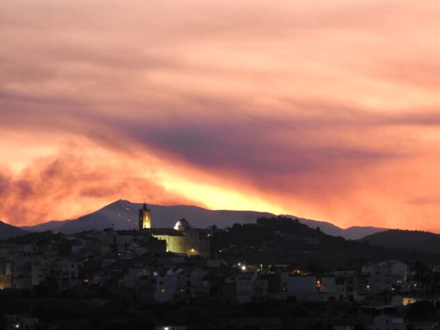 Imagen: Fuego de Coll de Rates visto desde Benitatxell Foto Alan Threadgould