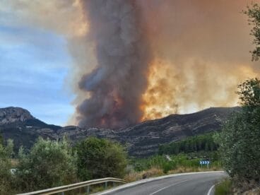 Fuego originado en Tàrbena y que afecta la zona de Coll de Rates