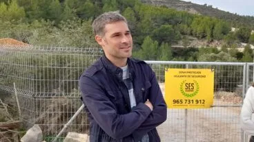 gerard fullana en una rueda de prensa de compromis junto a las obras del pai medina lliber