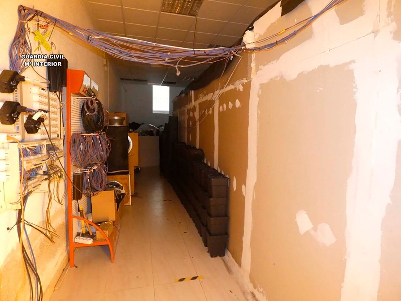 Habitaciones improvisadas en la nave de Els Poblets para el cultivo de marihuana