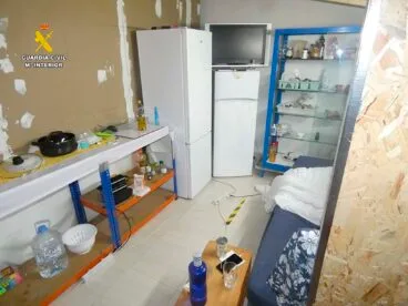 Habitáculo del detenido junto a la plantación de marihuana en Els Poblets
