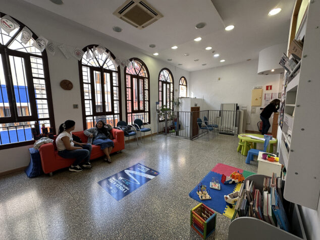 Imagen: Hall del Centro de Desarrollo Infantil de Atención Temprana de la Marina Alta en Dénia