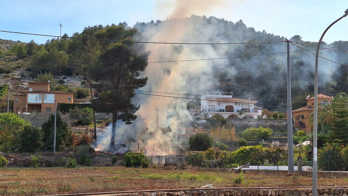 Incendio reavivado de una quema en Pedreguer
