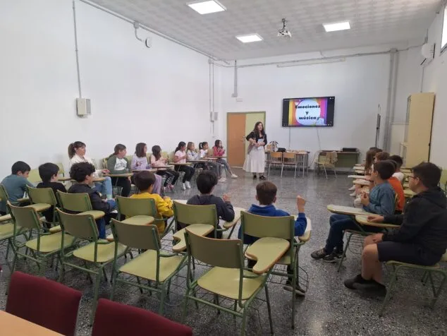 «Educación Emocional en las Aulas» 1 Imagen: Jornada de Amadem en el CEIP Sanchis Guarner de Ondara