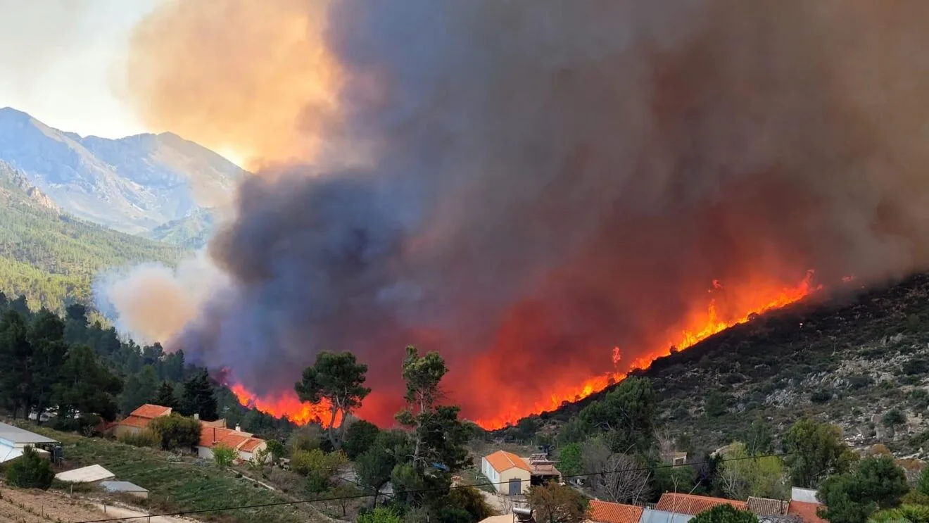 Las llamas del incendio de Coll de Rates -Tàrbena