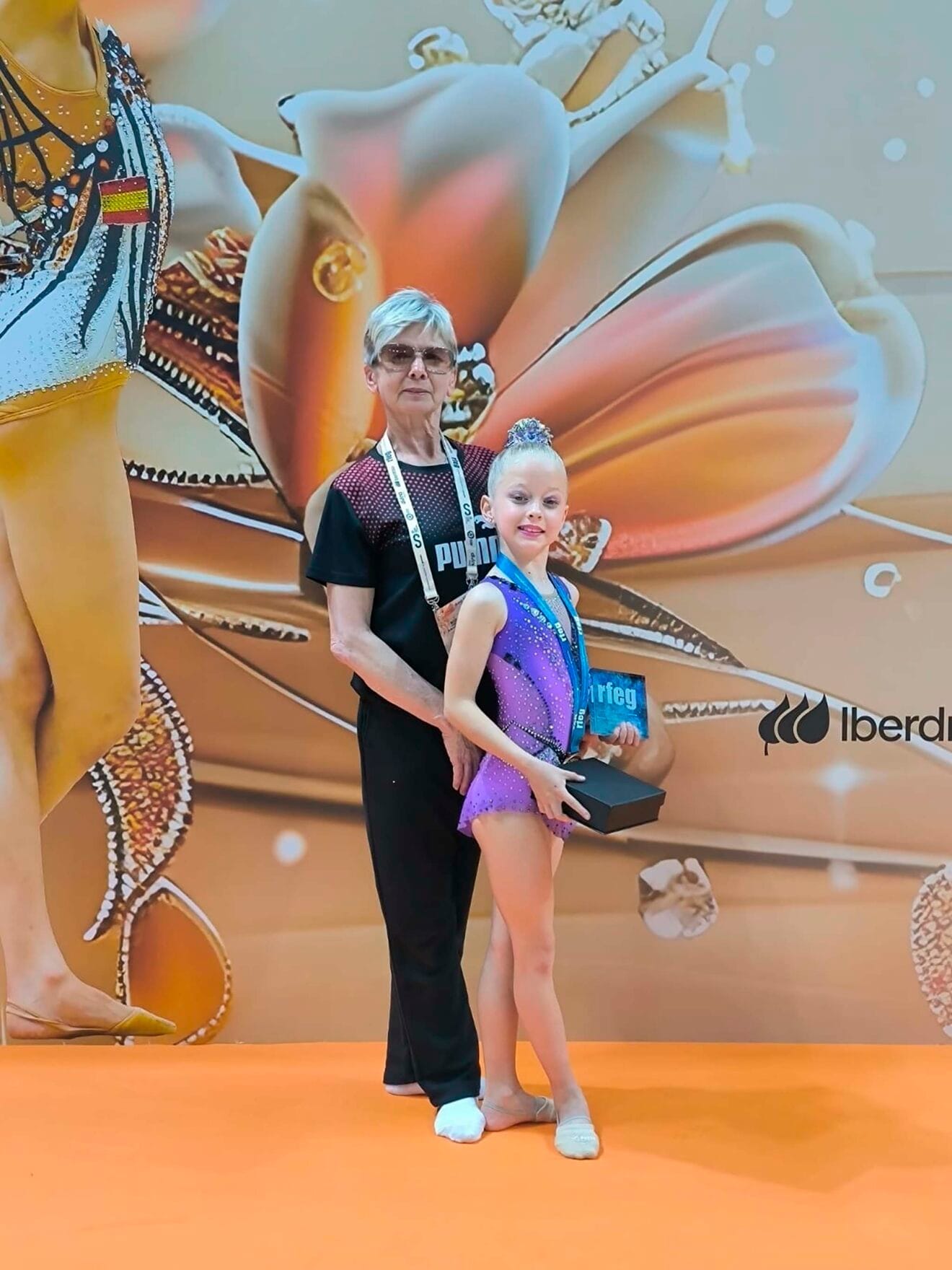Maríia Bozhko y su entrenadora Olga Albulova del Club Gimnasia Calpe