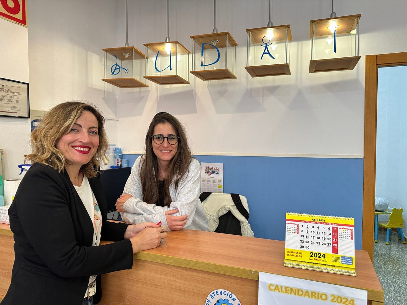 Mayte Cabrera, presidenta de Ludai, y Carolina Sesé, administrativa del Centro de Desarrollo Infantil de Atención Temprana en Dénia