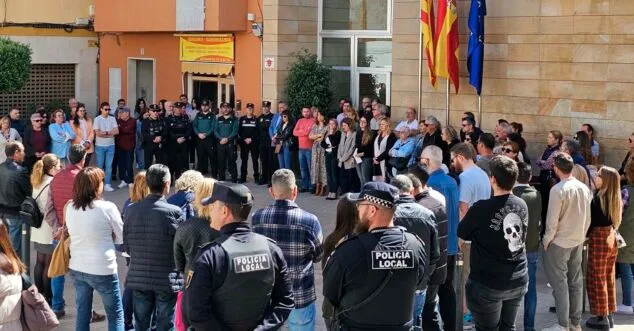 Imagen: Minutos de silencio en Calp en memoria de Josep Pineda Vallés