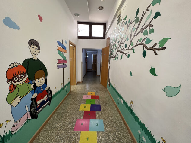 Imagen: Murales hechos a manos en Ludai, Centro de Desarrollo Infantil de Atención Temprana de la Marina Alta