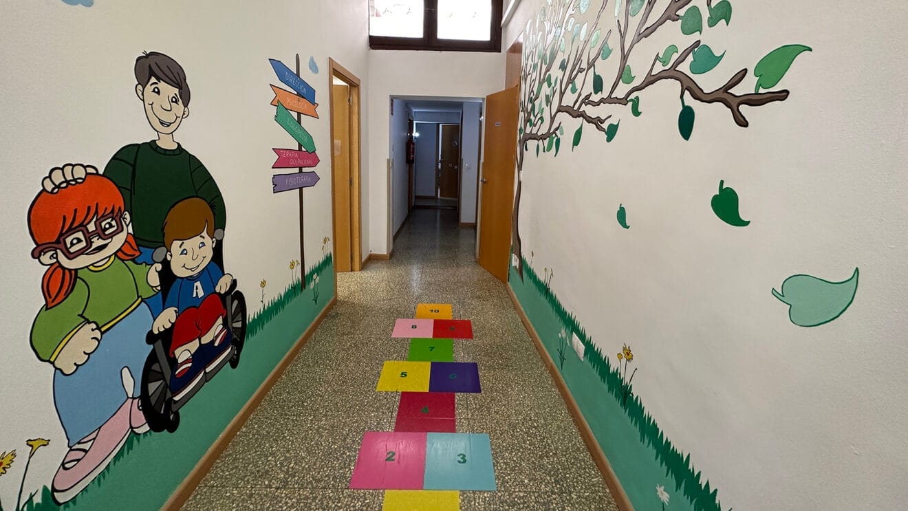 Murales hechos a manos en Ludai, Centro de Desarrollo Infantil de Atención Temprana de la Marina Alta en Dénia