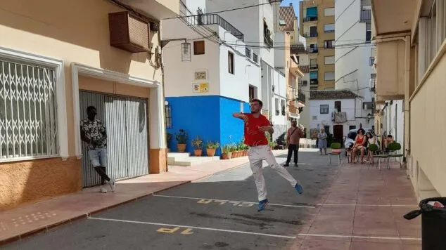 Calp aprueba las bases para las nuevas subvenciones deportivas y aumenta la cuantía a las disciplinas autóctonas 1 Imagen: Partida de pilota valenciana en Calp en 2022