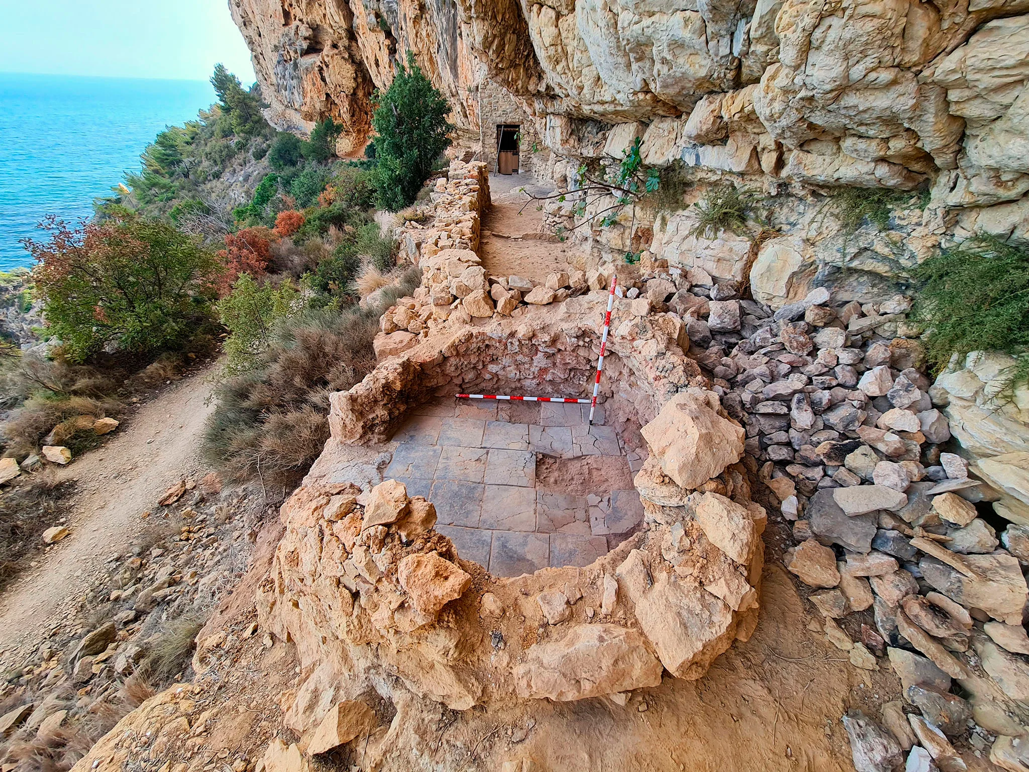 proceso de restauracion del horno de la cova de les morretes de benitatxell en la ruta de los acantilados inicio
