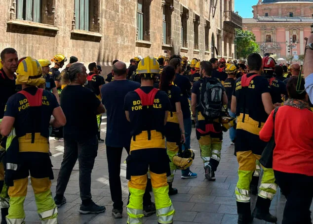 Imagen: Protestas de Bomberos Forestales frente al Palau de la Generalitat en València