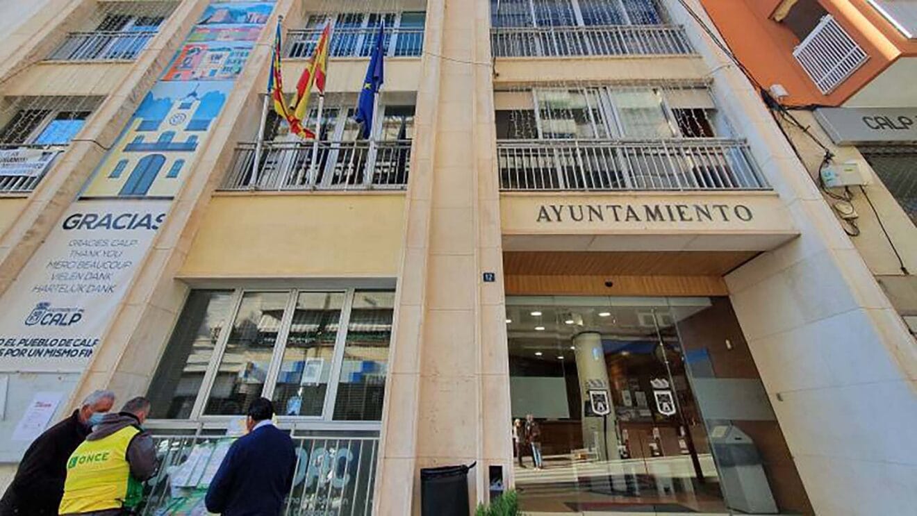 Puerta y fachada del Ayuntamiento de Calp