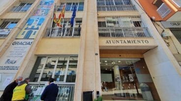 Puerta y fachada del Ayuntamiento de Calp