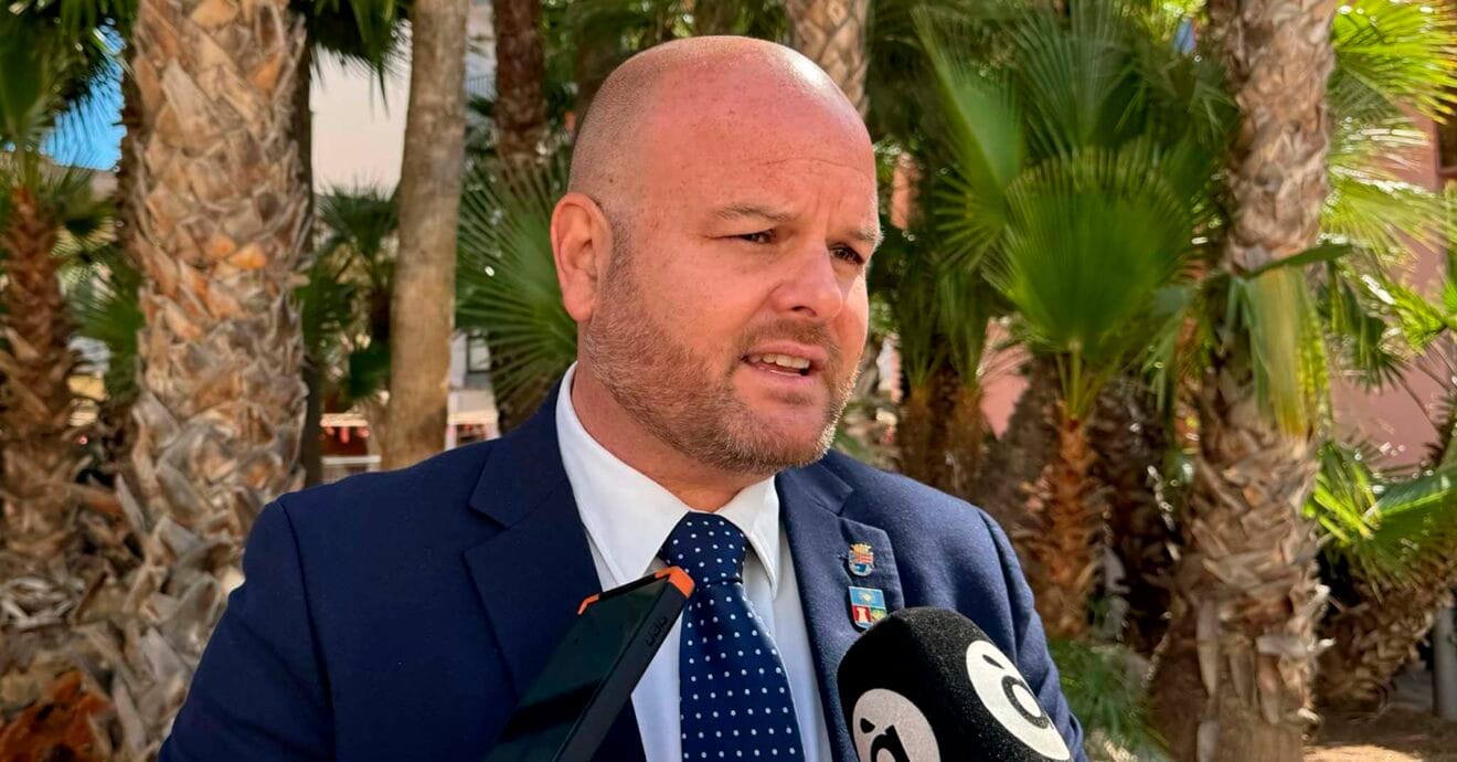 Raúl Llobell, alcalde de Teulada Moraira, haciendo declaraciones sobre el incendio de los fuegos artificiales del día de Sant Vicent