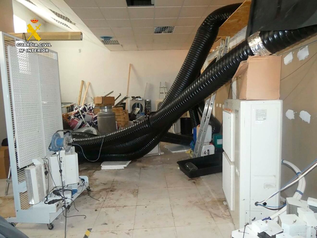 Sistema empleado para el cultivo indoor de marihuana en Els Poblets