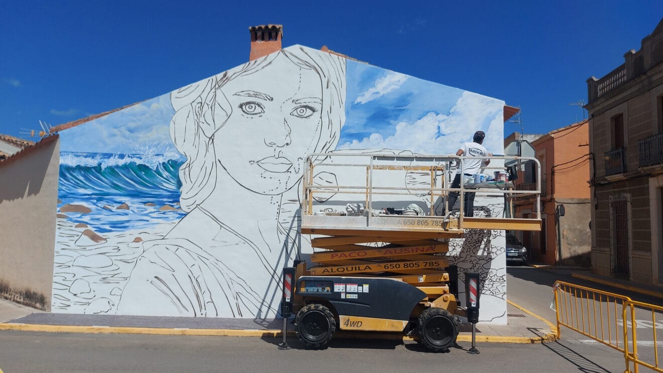 Tardor dando forma al mural en Els Poblets que da la bienvenida en una de las entradas al pueblo