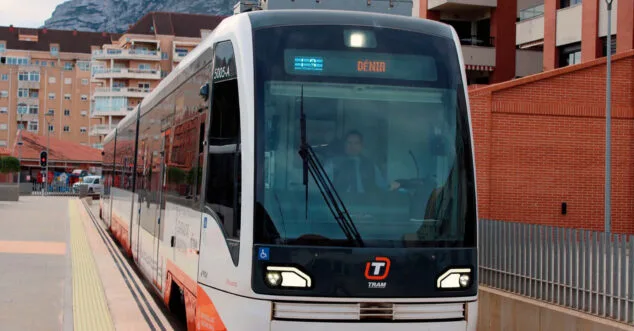 Imagen: TRAM entrando en la estación de Dénia