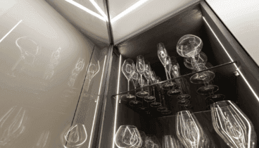 Una vitrina con luz interior y cristal, elegante y funcional