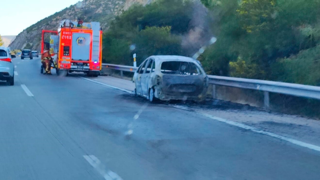 Vehículo calcinado junto a la Serra de Segària en la AP-7