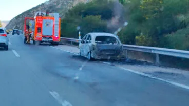 vehiculo calcinado junto a la serra de segaria en la ap 7
