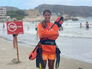 Una guardavidas de SVS en una de las playas de Teulada Moraira