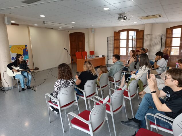 Imagen: Actuación de Marta Fornali en Premis Gatzara Ondara