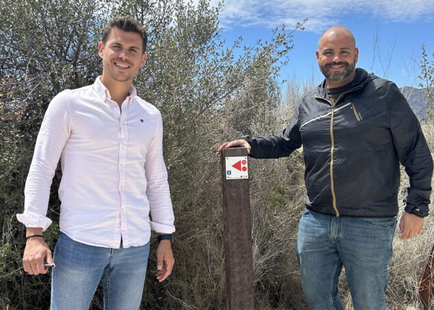 Imagen: Adrian Cabrera, concejal de Deportes, y Jorge Ivars, concejal de Turismo, con una de las nuevas señales