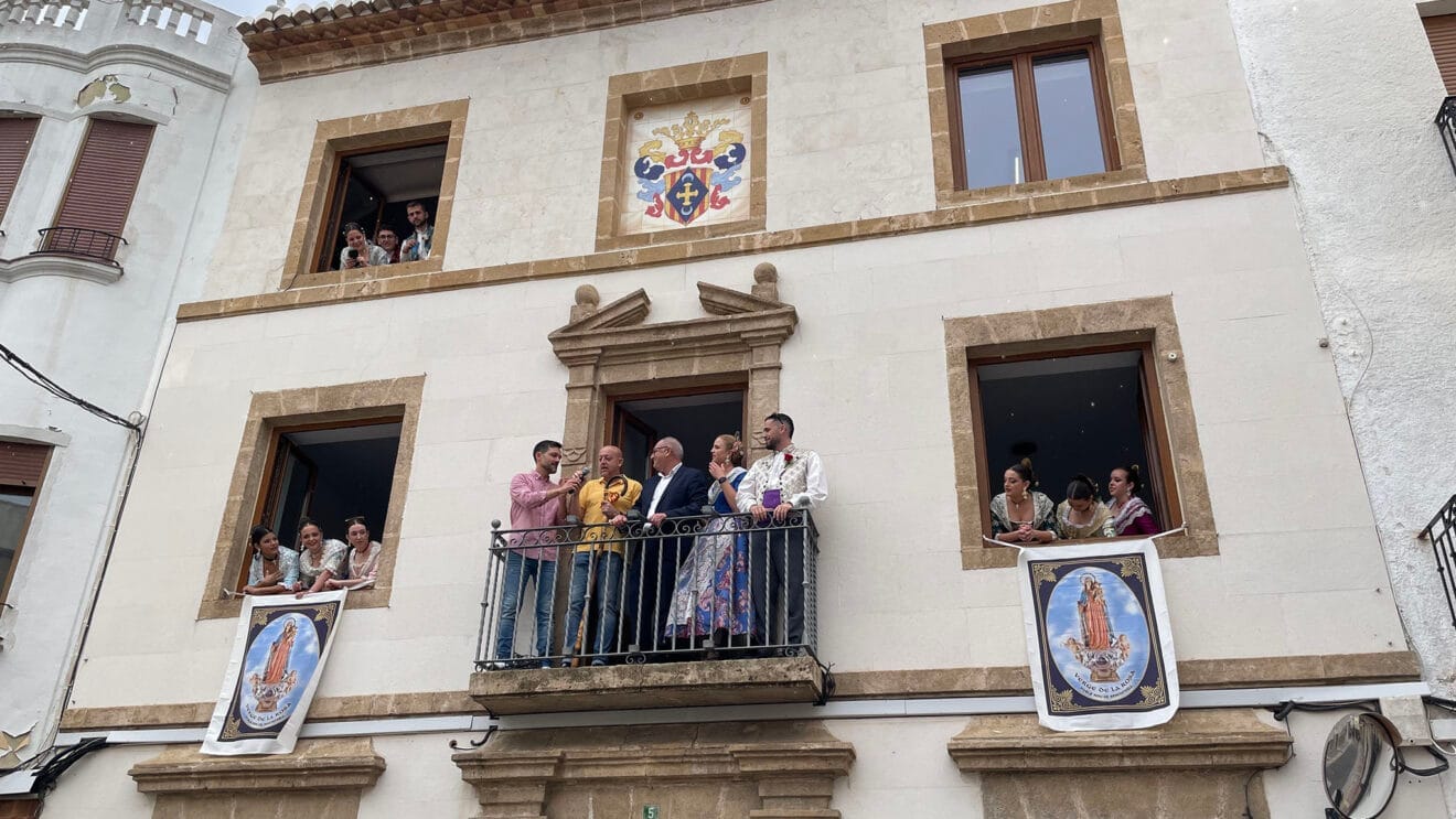 Alcaldes de San Pancracio de Benitatxell en el balcón del Ayuntamiento en 2024