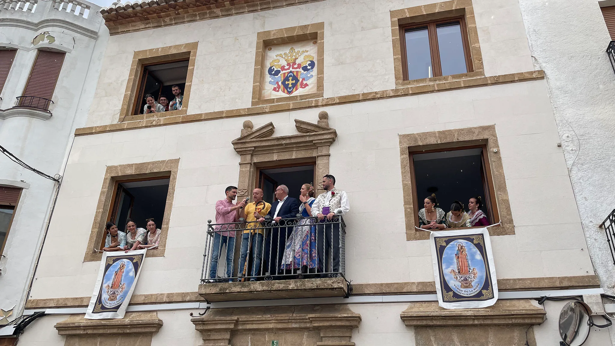 alcaldes de san pancracio de benitatxell en el balcon del ayuntamiento en 2024
