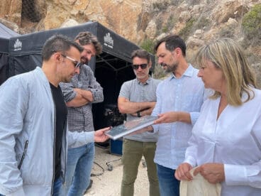 Alejandro Amenábar junto a los representantes municipales en el rodaje