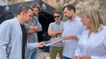 alejandro amenabar junto a los representantes municipales en el rodaje dest